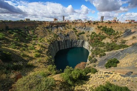 Il Big Hole: Uno Spectacolare Sguardo Nel Passato Minerario di Kimberley!