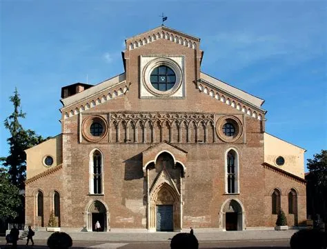  Il Duomo di Udine: Un capolavoro di gotico friulano con un campanile da farti perdere la testa!