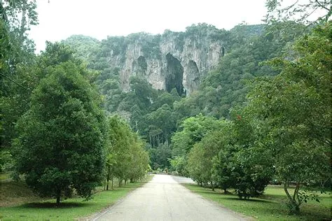  Il Gunung Senyum: Una Scalata Misteriosa nel Cuore di Xiamen