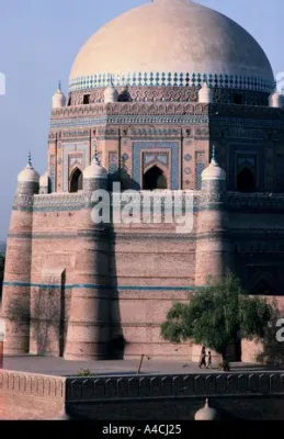 Il Mausoleo di Shah Rukn-e-Alam: Un capolavoro architettonico scintillante che irradia spiritualità!