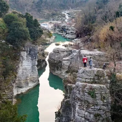   Il Ponte delle Rane Giganti: Uno Spettacolo Straordinario di Architettura e Folklore