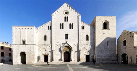  La Basilica di San Nicola: Un gioiello normanno nascosto nel cuore della Puglia!