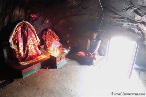 La Mahakala Caves: Esplorare la Storia e l'Arte Religiosa nei pressi di Indore!