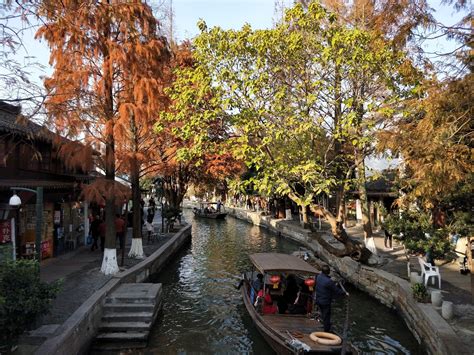  La Pagoda del Lago di Qingpu: Un'Oasi di Pace nel Cuore della Città Antica!