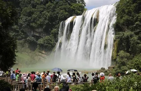  Le Grotte di Huangguoshu: Un Ritorno allo Stupore Geologico Millenario!